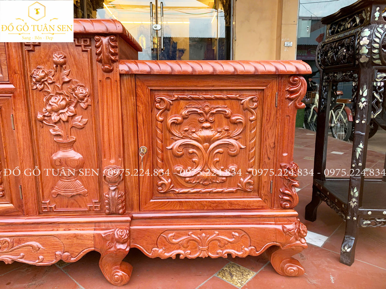 Hình ảnh chi tiết kệ tivi chạm hoa hồng
